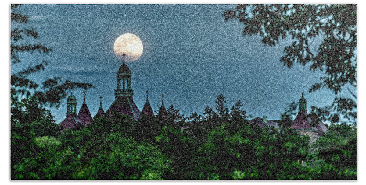 Dunwoodie Bath Towel featuring the photograph Moonrise over Yonkers by Kevin Suttlehan