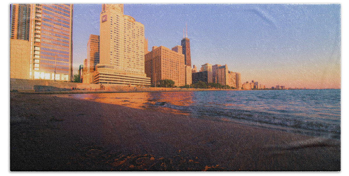 Chicago Bath Towel featuring the photograph Morning at Oak Street Beach by Jay Smith