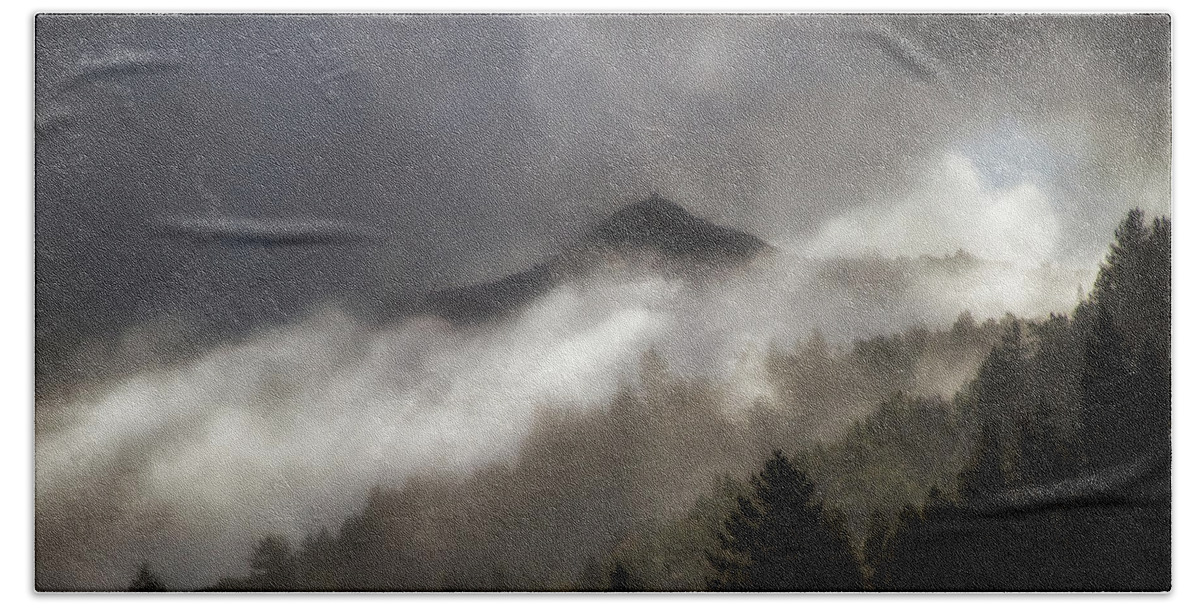Morning Veil Hand Towel featuring the photograph Morning veil of fog by Donald Kinney