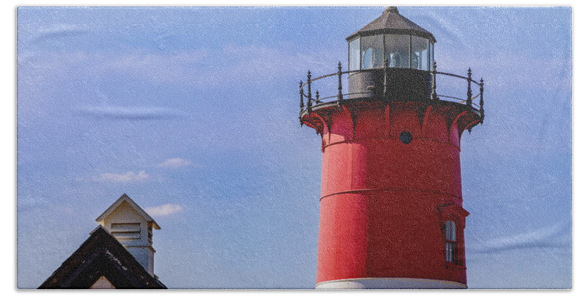 Seascapes Bath Towel featuring the photograph Nauset Lighthouse by David Lee