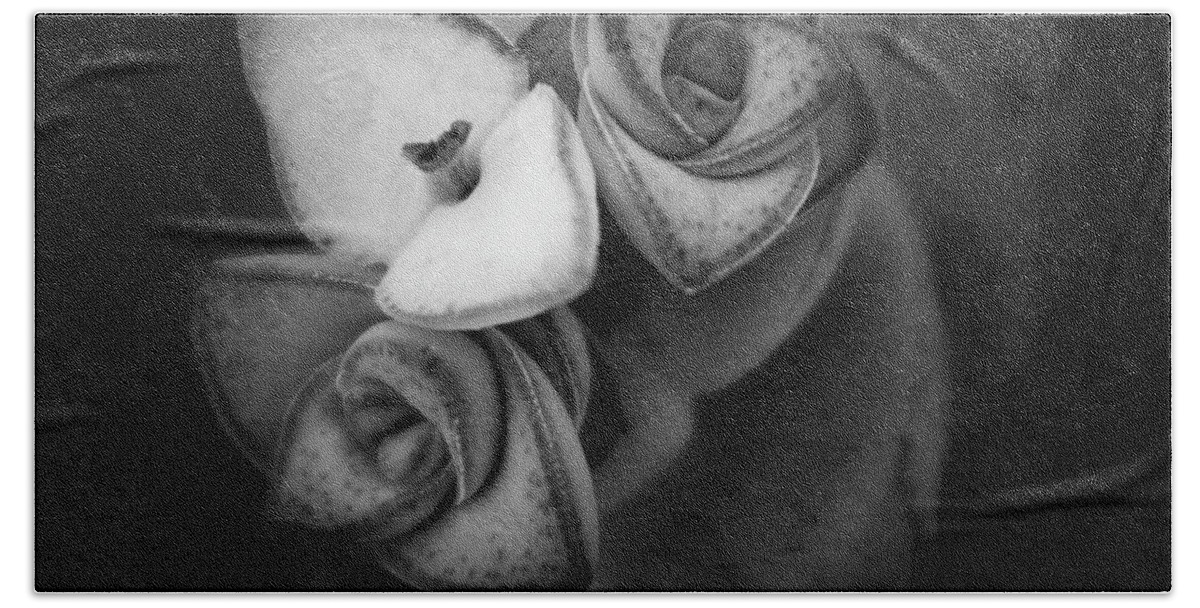 Necklace Vine Bath Towel featuring the photograph Necklace Vine by Forest Floor Photography