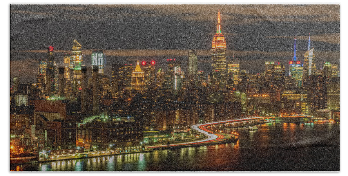 New York. Skyline Bath Towel featuring the photograph New York Skyline by Michael Hope