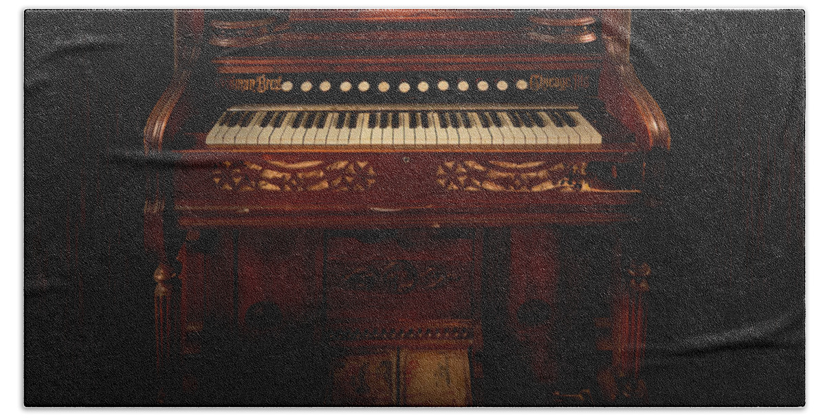 Piano Hand Towel featuring the photograph Newman Brothers Antique Victorian Piano by Mark Andrew Thomas