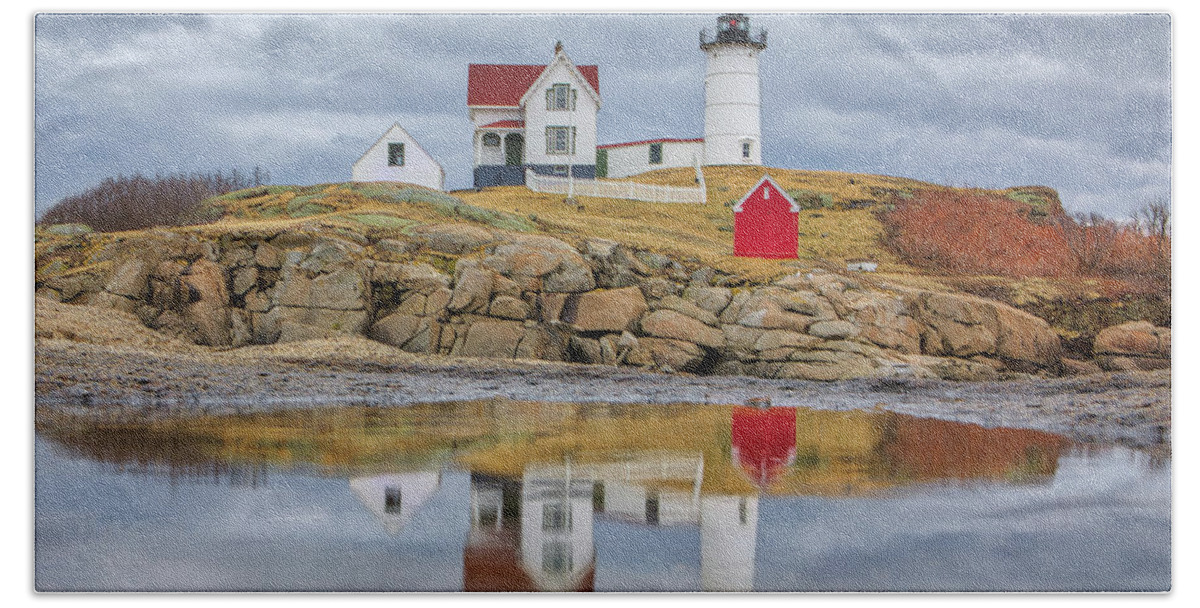 Nubble Light Bath Towel featuring the photograph Nubble Lighthouse Reflection by Juergen Roth