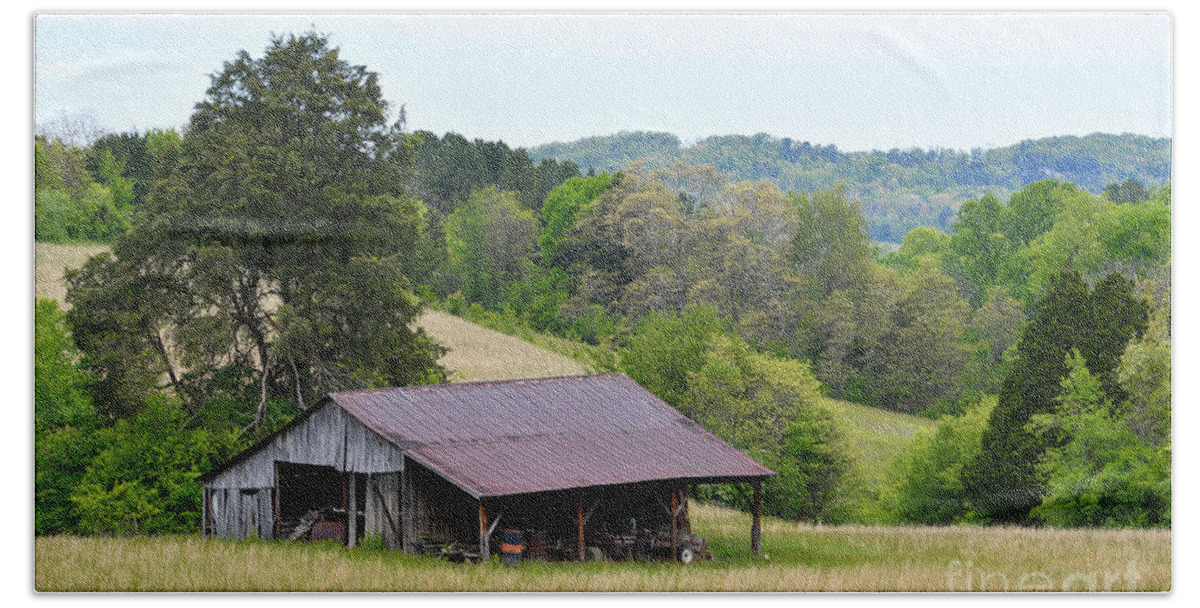 Landscape Bath Towel featuring the photograph Old Barn by Phil Perkins