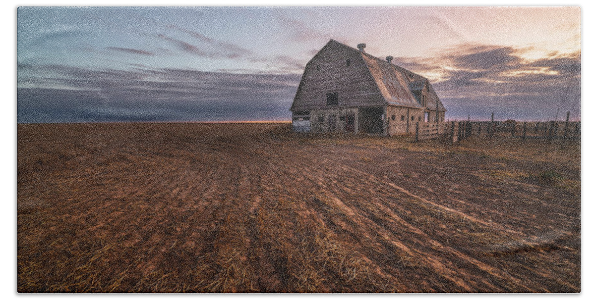 Kansas Hand Towel featuring the photograph Old Barn Ready For A New Day by Darren White