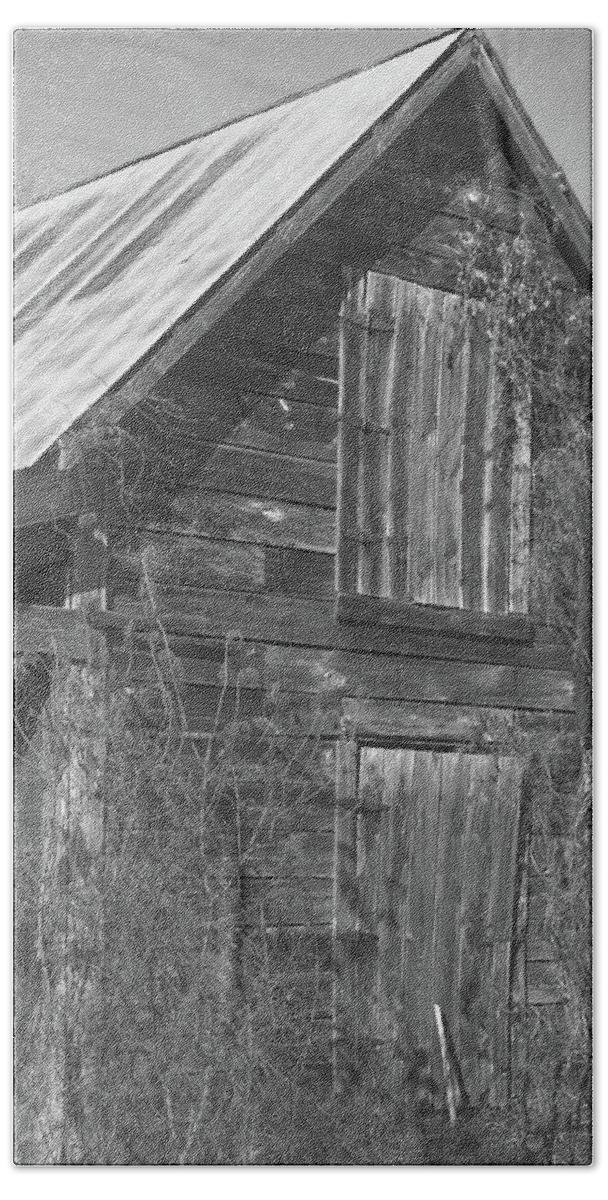 Barn Bath Towel featuring the photograph Old Shed, Harris County, 1985 by John Simmons