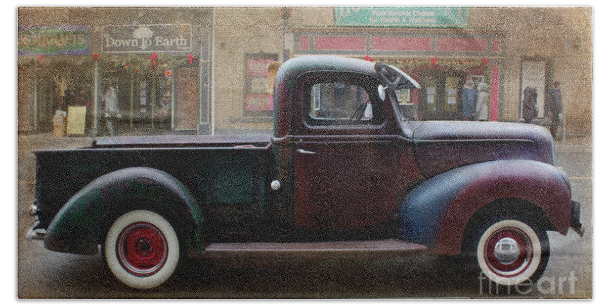 Truck Bath Towel featuring the photograph Old Truck in Dundas by Barbara McMahon