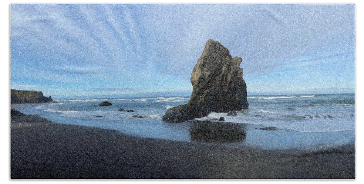 Ocean Hand Towel featuring the photograph Pacific Ocean by Julie Grace