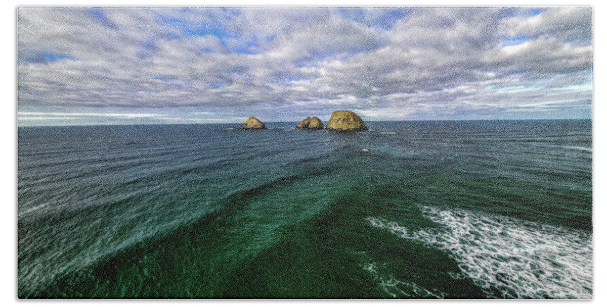 Ocean Bath Towel featuring the photograph Pacific Ocean Oregon Coast by Loyd Towe Photography