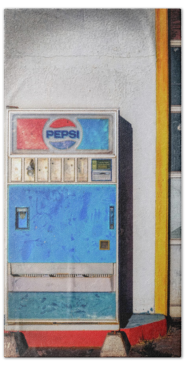 Arizona Bath Towel featuring the photograph Pepsi Machine by Bill Chizek