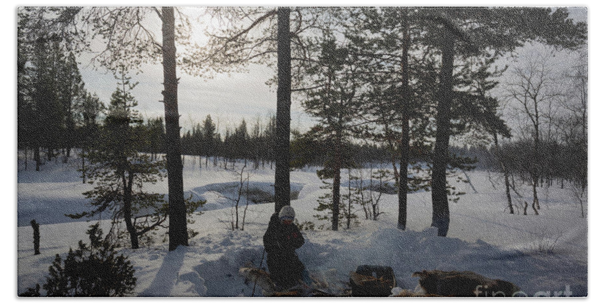 Arctic River Hand Towel featuring the photograph Picnic in the Snow by Eva Lechner