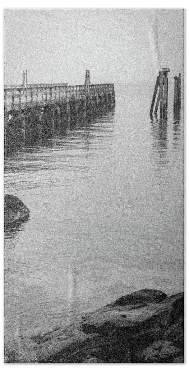 Fog Bath Towel featuring the photograph Pier in Fog by David Lee