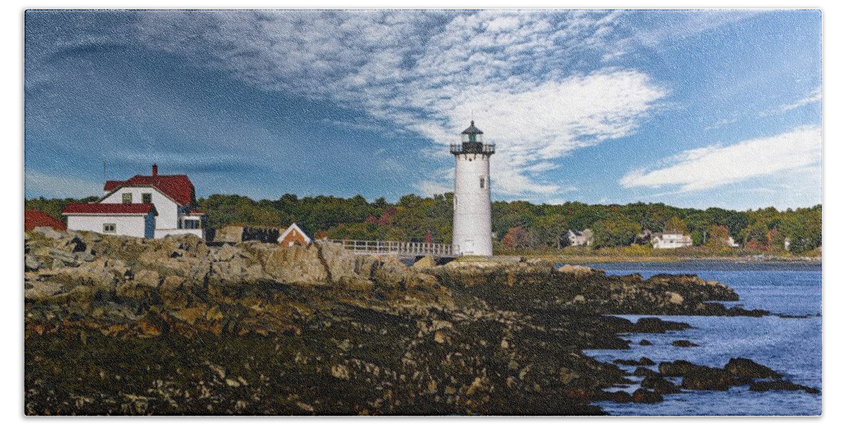 Lighthouse Bath Towel featuring the photograph Portsmouth Harbor Lighthouse by Carolyn Mickulas