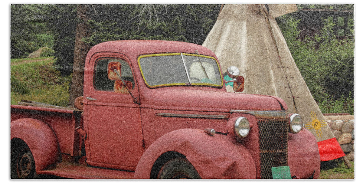 Truck Bath Towel featuring the photograph Postcard From Yesterday by Lynn Sprowl