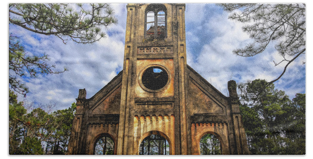 Waccamaw National Wildlife Refuge Bath Towel featuring the photograph Princeville Prince Frederick Church Ruins by Norma Brandsberg
