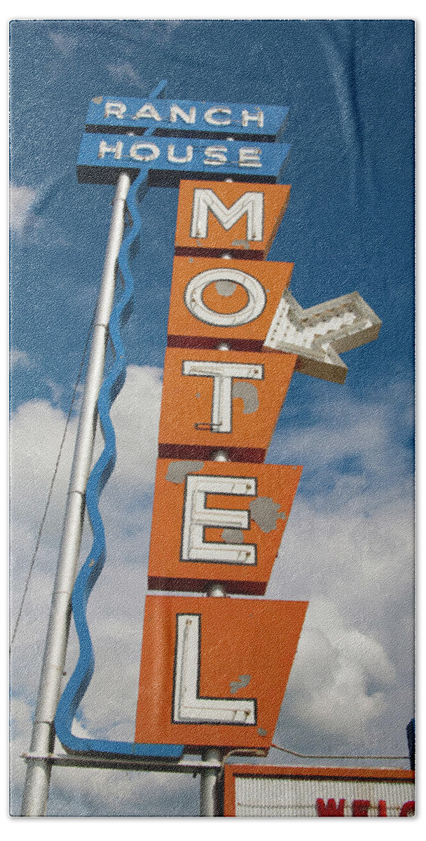 Ranch Bath Towel featuring the photograph Ranch House Motel by Matthew Bamberg