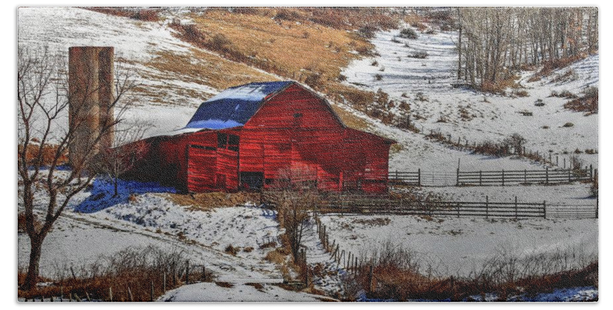 Red Barns Bath Towel featuring the photograph Red Barn by Carol Montoya