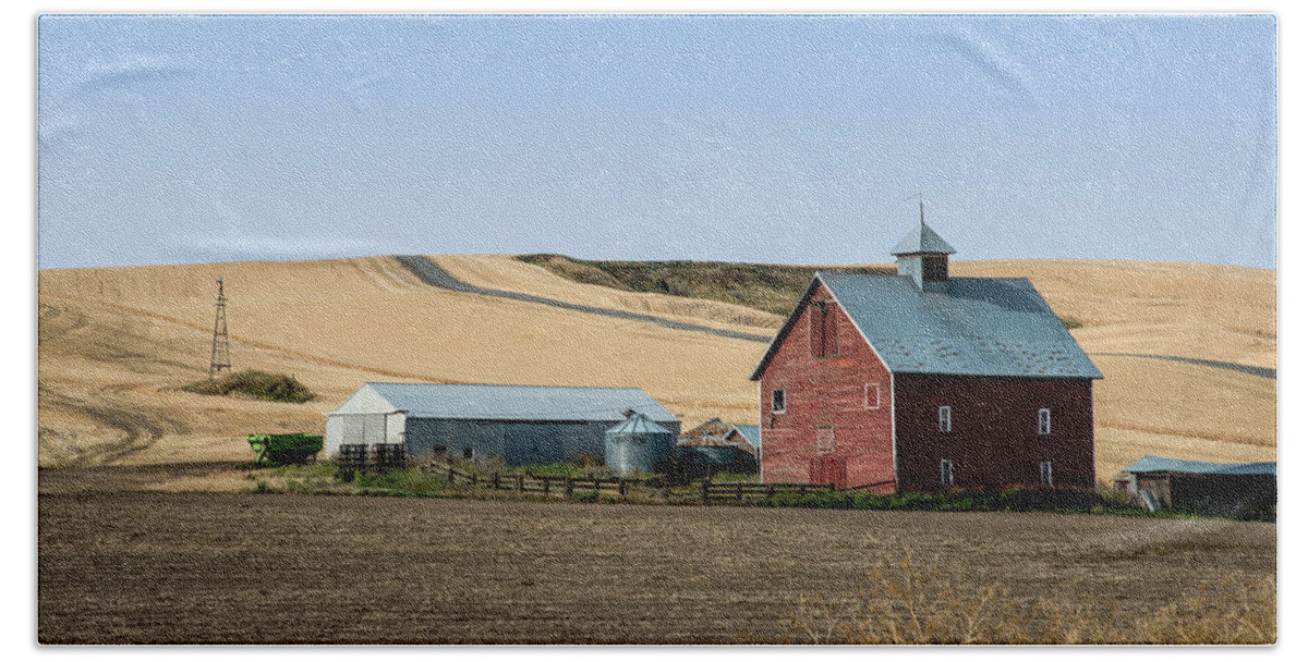Palouse Bath Towel featuring the photograph Red Barn DN by Connie Carr