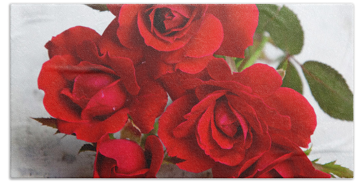 Roses Bath Towel featuring the photograph Red Roses by Gina Fitzhugh