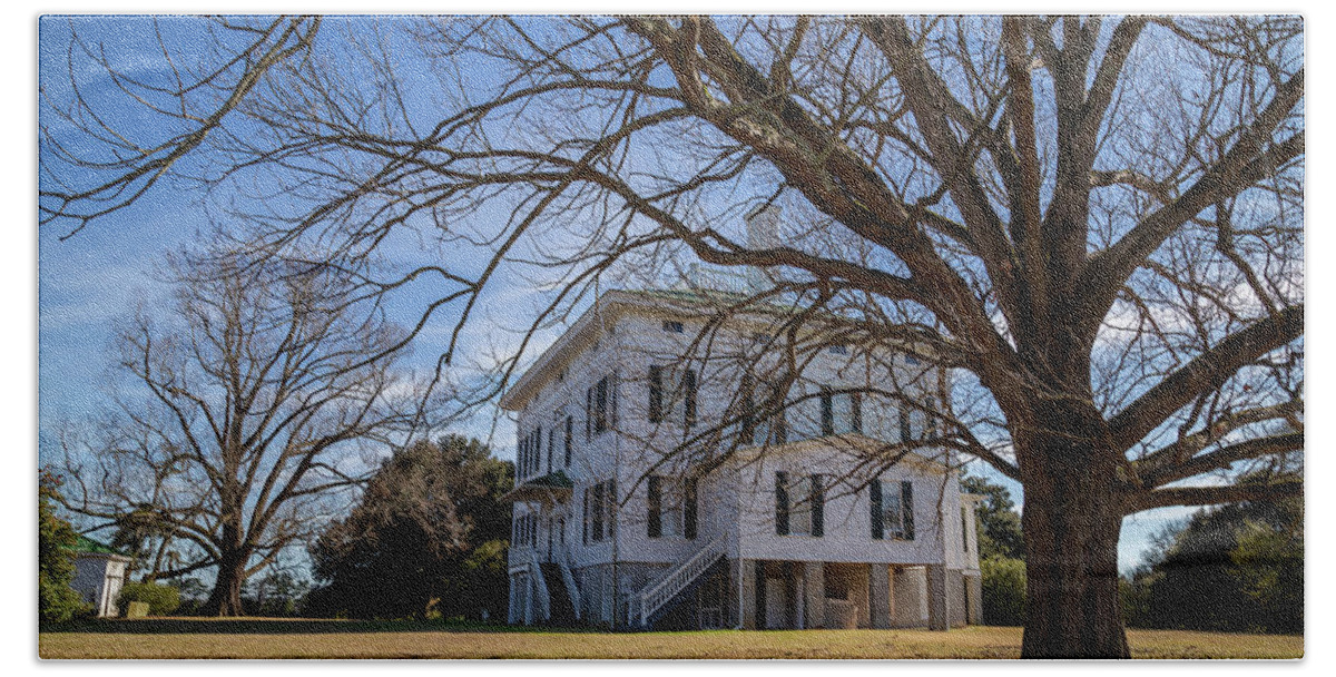 Redcliffe Plantation Bath Towel featuring the photograph Redcliffe Plantation by Cindy Robinson
