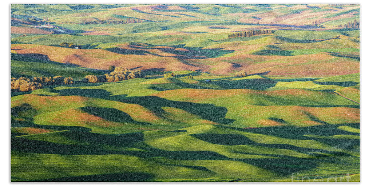 Steptoe Butte State Park Hand Towel featuring the photograph Rolling Farmland by Bob Phillips