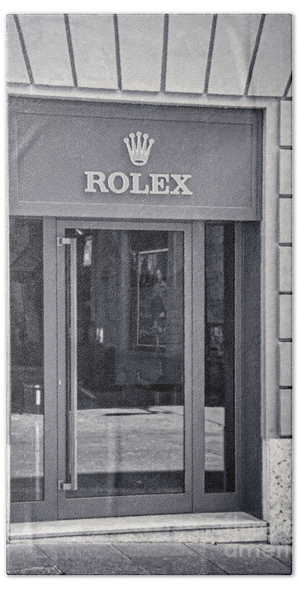 Rolex Bath Towel featuring the photograph Rome Bw - Rolex Store in Piazza di Spagna by Stefano Senise