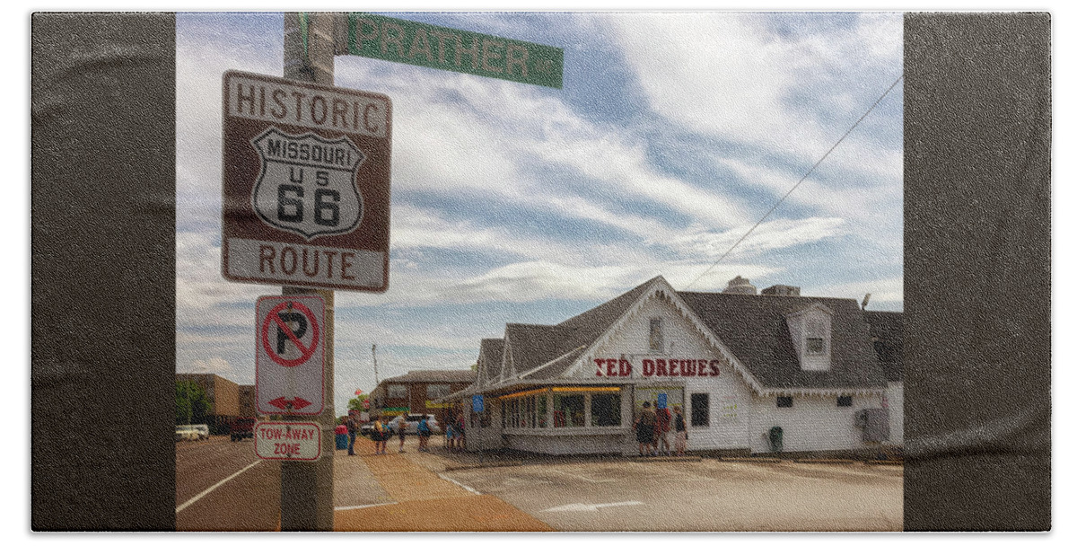 Ted Drewes Bath Towel featuring the photograph Route 66 - Ted Drewes - St Louis by Susan Rissi Tregoning