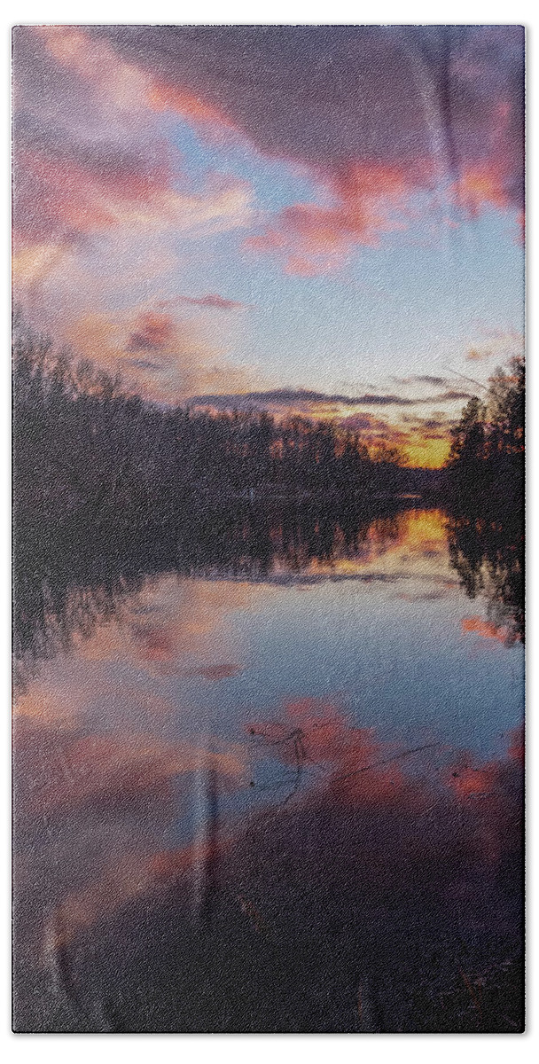 Sunset Bath Towel featuring the photograph Sahara Woods Sunset by Grant Twiss