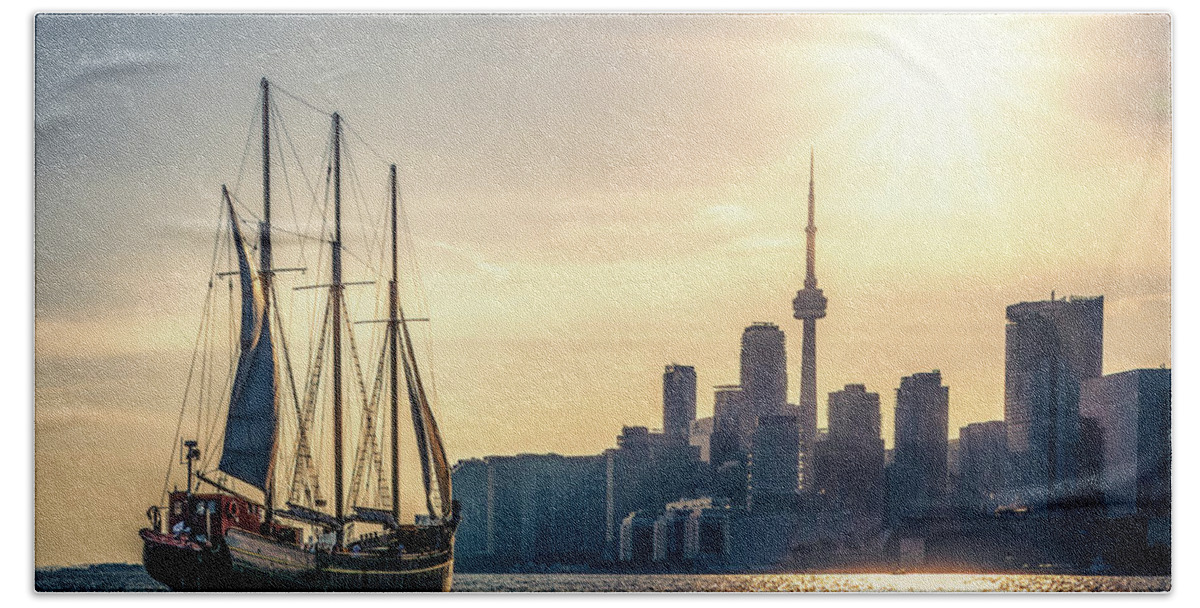 Cn Tower Bath Towel featuring the photograph Sailing the Sun by Dee Potter