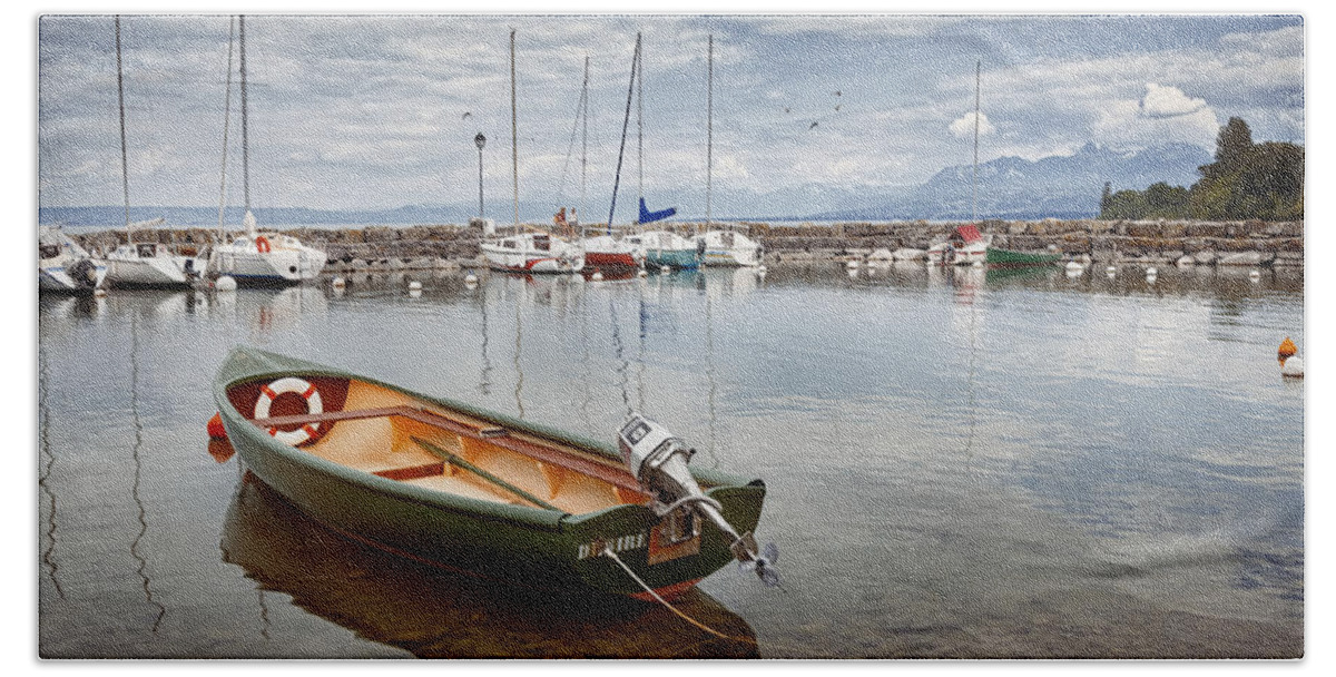 Water Bath Towel featuring the photograph Secluded Harbour by RicharD Murphy