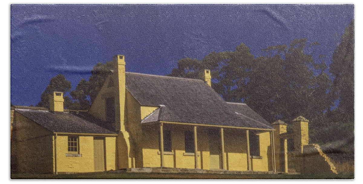 Cottage Bath Towel featuring the photograph Settler's Cottage by Frank Lee