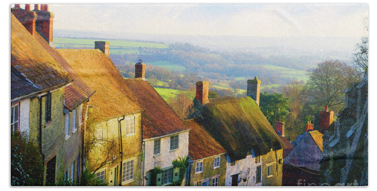 Shaftesbury Hand Towel featuring the photograph Shaftesbury - England by Stella Levi