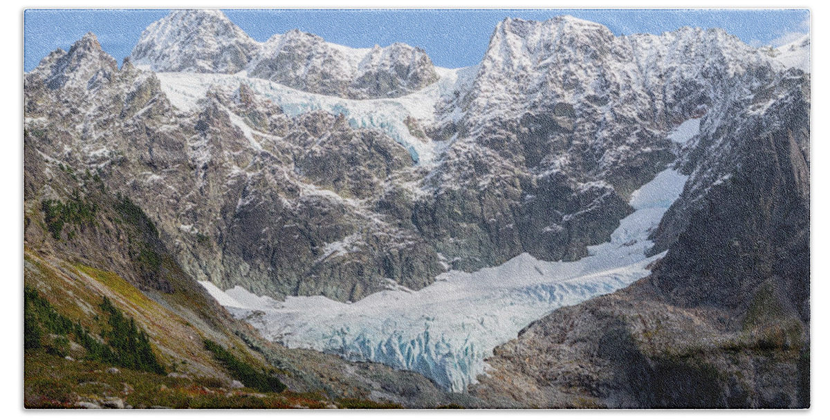Mount Shuksan Bath Towel featuring the photograph Shuksan Glacier by Michael Rauwolf