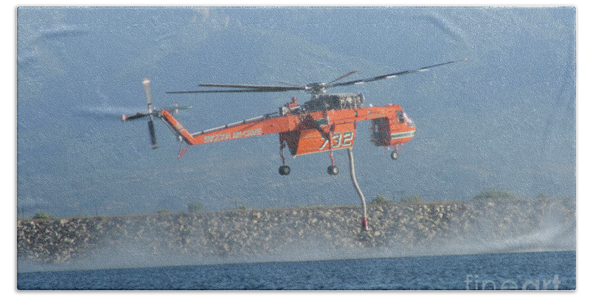 Sikorsky Hand Towel featuring the photograph Sikorsky S-64F Skycrane by Tony Baca