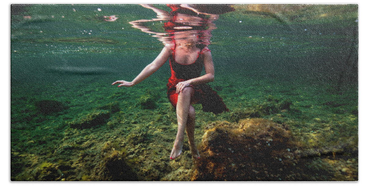 Underwater Bath Towel featuring the photograph Sitting by Gemma Silvestre