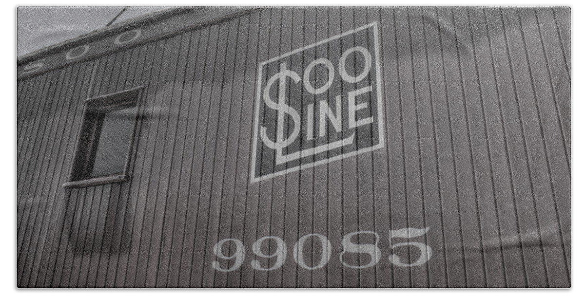Railroad Bath Towel featuring the photograph Soo Line Caboose 99085 BW by Dale Kauzlaric