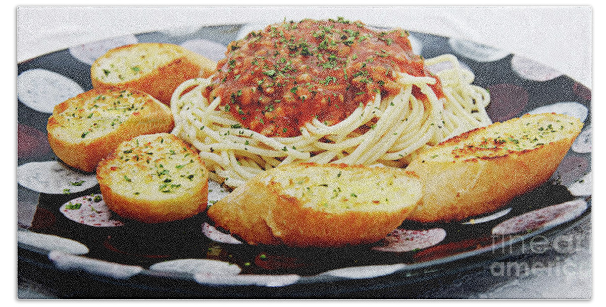 Food Bath Towel featuring the photograph Spaghetti And Meat Sauce With Garlic Toast Pano by Andee Design