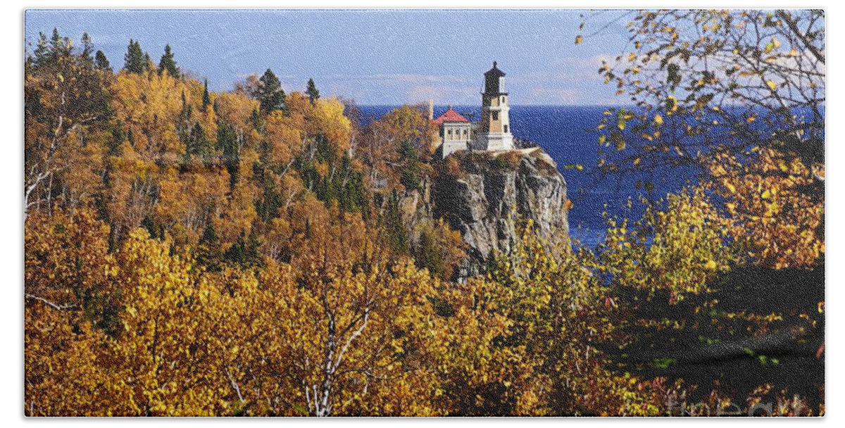 Photography Hand Towel featuring the photograph Split Rock Lighthouse in the Fall by Larry Ricker
