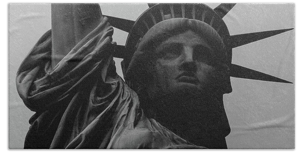 New York Bath Towel featuring the photograph Statue Of Liberty by Alberto Zanoni