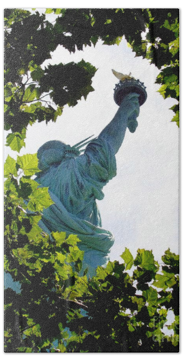 Statue Of Liberty Bath Towel featuring the photograph Statue of Liberty by Thomas Schroeder