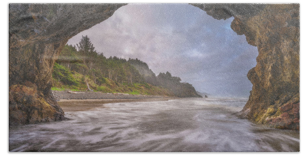 Oregon Bath Towel featuring the photograph Storm in the Cave by Darren White