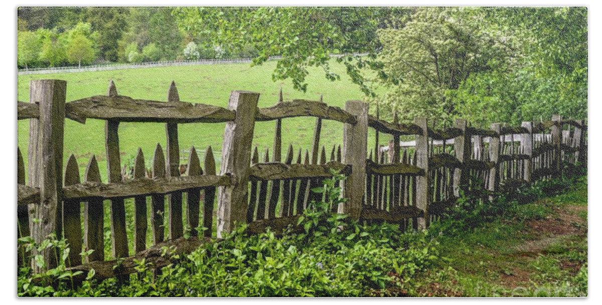 Stowe Gardens Bath Towel featuring the photograph Stowe Gardens Fence by David Meznarich