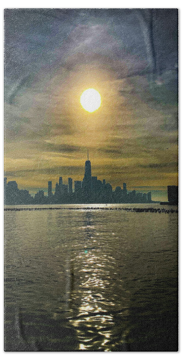 Freedom Tower Bath Towel featuring the photograph Sun over the city by Jim Feldman