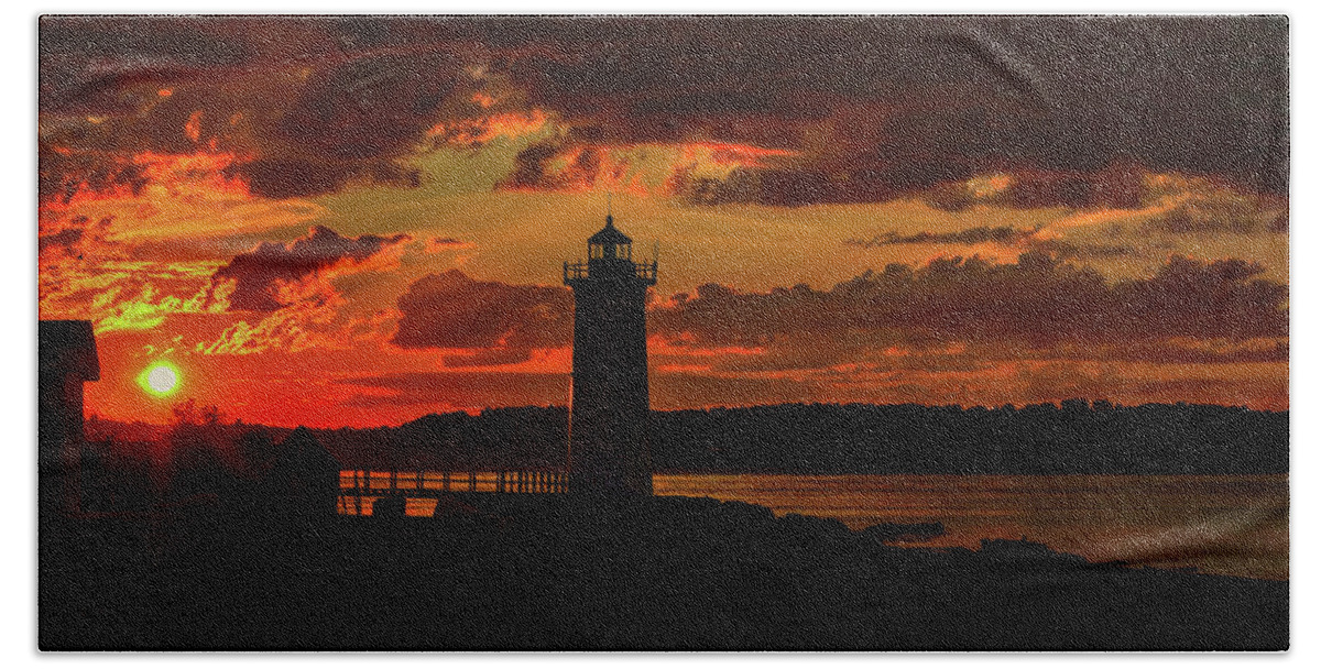 Portsmouth Hand Towel featuring the photograph Sunrise At Portsmouth Harbor Lighthouse by Deb Bryce