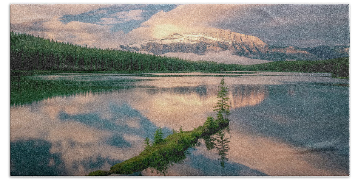 Sunrise Bath Towel featuring the photograph Sunrise at Two Jack Lake by Henry w Liu