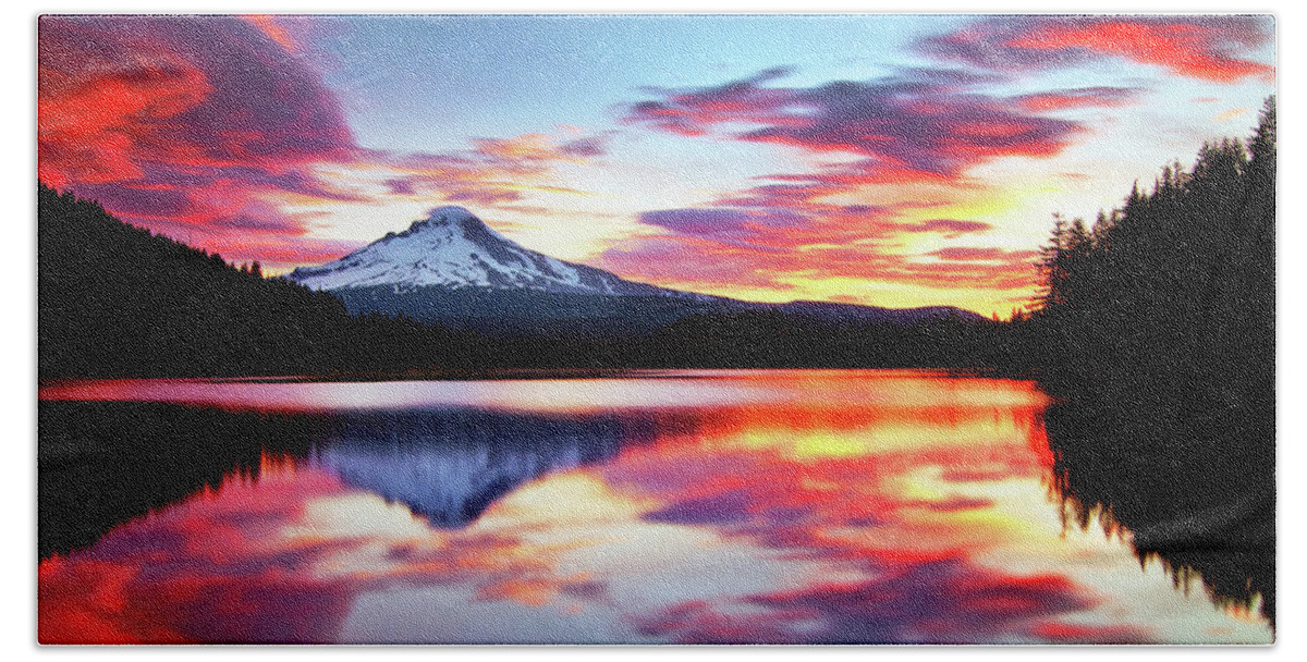Mount Hood Bath Towel featuring the photograph Sunrise on the Lake by Darren White