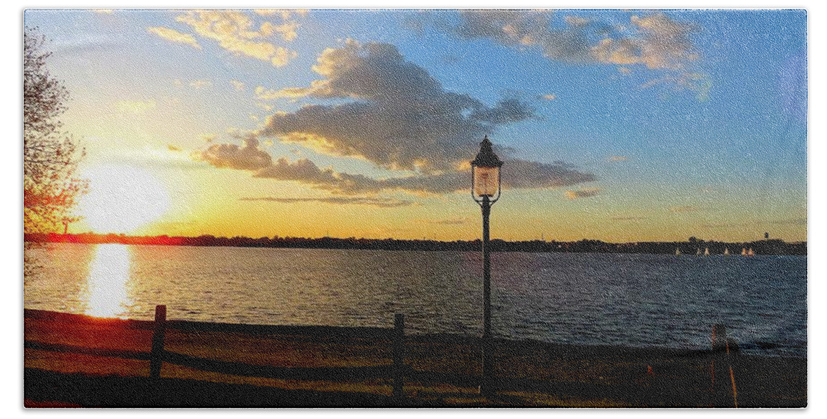Rivers Bath Towel featuring the photograph Sunset and Gas Lamppost on the Delaware by Linda Stern
