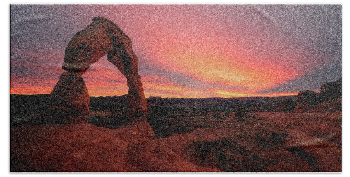 Arch Bath Towel featuring the photograph Sunset at Delicate Arch by Henry w Liu