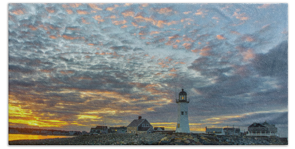 Sunset Bath Towel featuring the photograph Sunset Bliss at Scituate Lighthouse by Juergen Roth